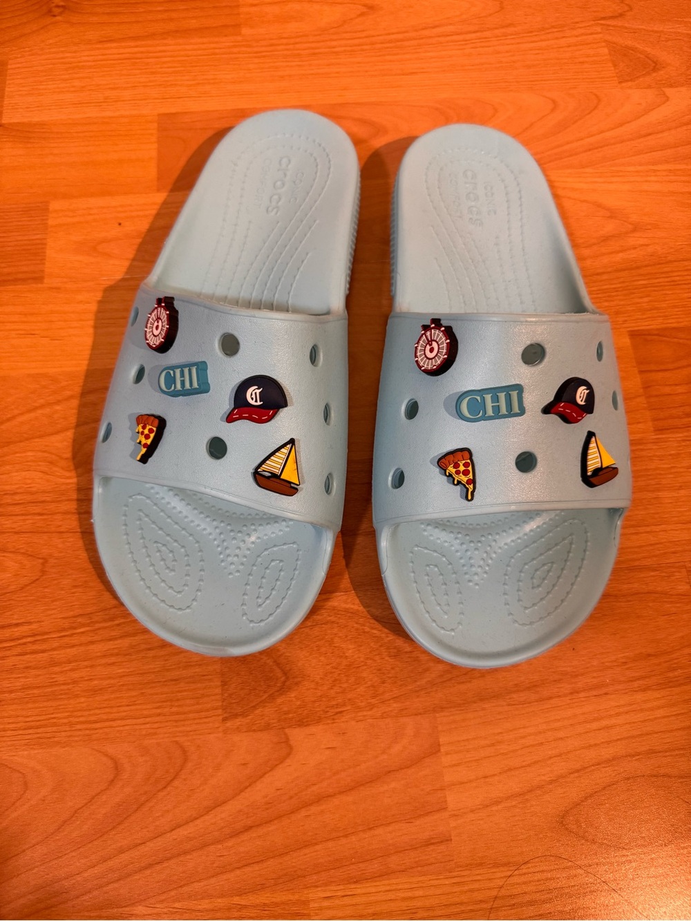 Crocs Mens Slide - Light Blue with Fun Charms Chicago Size 12